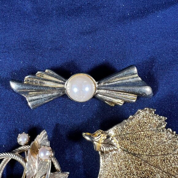 Vintage Gold Tone Brooch Lot Of 6 - Pearl & Floral Designs Leaf Horse Bow & More - Picture 2 of 7